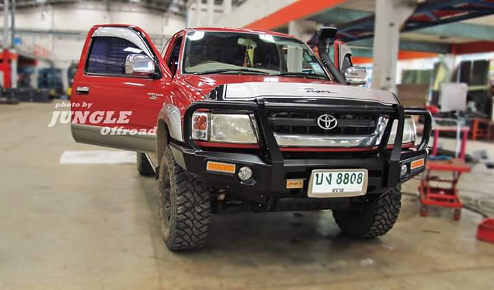 TOYOTA D4D with Front Bumper Straight Steel Loop by JUNGLE กับกันชนหน้าเขาตรง จาก JUNGLE 
