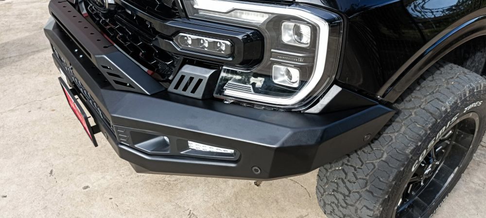 Next-gen Ford ranger 2023 ที่เลือก JUNGLE4x4 กับความแกร่งที่ลงตัว- กันชนหน้า PJ112-01 : Crown series bull bar & protection - กันชนท้าย PJ271 : Tubular series rear bar  
