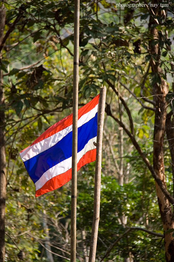 ...ธงชาติไทยโบกสะบัดรอพวกเราอยู่ที่ไม้กระดกหน้าหน่วยแล้วพี่น้อง...