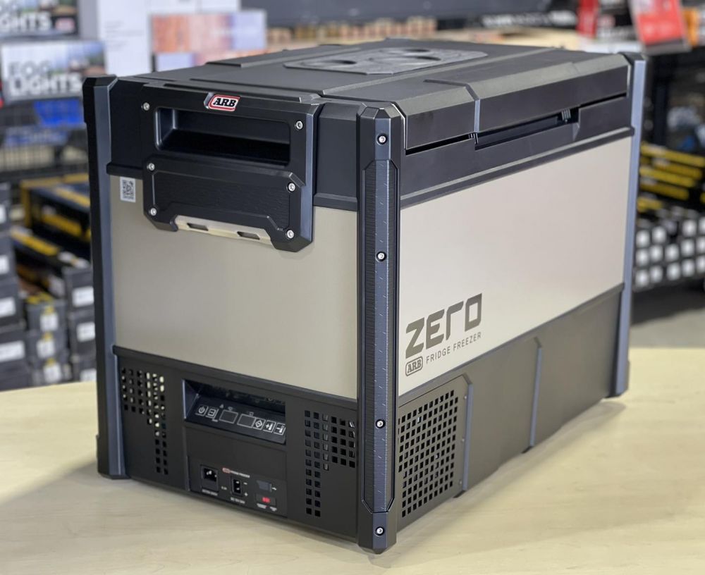 ตู้เย็นรุ่นใหม่ล่าสุด มาถึงแล้วARB ZERO FRIDGE FREEZER มี 3 ขนาด ขนาด 36L , 44L และ 69L ในรูปเป็นขนาด 69 ลิตร ( แบบ Dual Zone ) 
- ขนาดตู้เย็น 69 ลิตร แบบแบ่ง 2 ช่องแช่เย็น แบ่งเป็นขนาด 45 ลิตรและ 24 ลิตร ตั้งอุณหภูมิแยก 2 ช่อง - รองรับระบบ Bluetooth โดยการโหลด Application < Zero Fridge > มาใช้ สามารถปรับตั้งอุณหภูมิ , การปรับการทำงานของคอมเพรสเซอร์ - ด้านบนฝาตู้มียางรองสามารถวางแก้วหรือขวดน้ำพอดีช่อง- รองรับกระแสไฟ 12/24V DC และ100 240 AC - ปรับอุณหภูมิ -22°C  to +10°C- ขนาดภายนอก (L) 755mm x (W) 469mm x (H) 564 mm - น้ำหนัก 31 กิโลกรัม 
