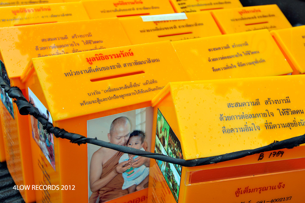 กล่องรับบริจาคนี้กำลังออกสู่จุดหมายที่เราวางไว้เศษเลี้ยวของท่านบางส่วนมีความสำคัญเสมอสำหรับวัดพระบาทน้ำพุ

Donation boxes are placed into the destination, we can turn some of the debris is always important for Wat Phra Baht Nam Phu.