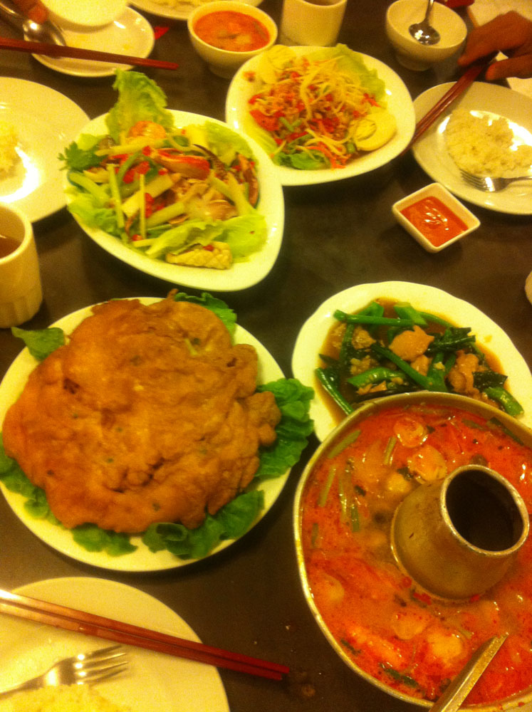 สุดทนกับอาหารที่ไม่ถูกปาก...เลยออกหากินอาหารประจำบ้านเกิดเมืองนอน...สุดยอดมือเย็นวันนี้ที่ร้าน Thai food