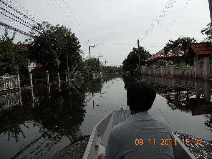 สภาพหมู่บ้านปราถนา คลอง 5 ธัญญบุรี  ถนนในหมู้่บ้าน น้ำลึก  ประมาณ 1 เมตร