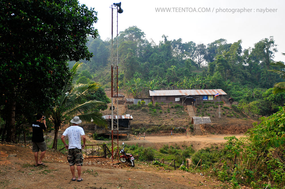 23-24 มีนาคม 2556 การสำรวจเส้นทาง หมู่บ้านห้วยกระทิง อ.แม่ระมาด จ.ตากนี่คือโรงเรียน นี่หรือ โรงเรียนของหนู ศศช.ห้วยกระทิง ( ศูนย์การศึกษาชุมชนชาวไทยภูเขา " แม่ฟ้าหลวง " บ้านห้วยกระทิง ) ไม่ต้องรอให้มีมากจนล้นของเพียงแบ่งเสี้ยวเศษมาน้อยนิดชีวิตก็จะเปี่ยมสุข

