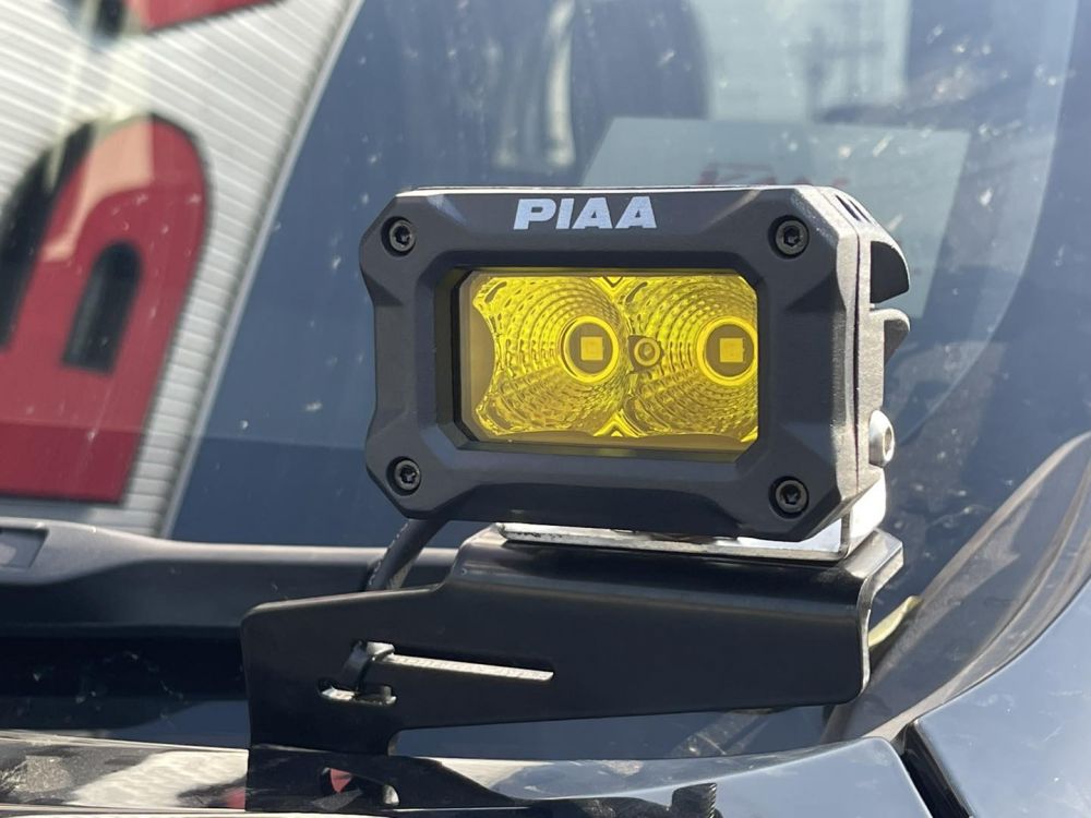 ไฟสปอร์ตไลท์ #Piaa 2000 Series สีเหลือง ลำแสงกระจาย พร้อมขายึดกับฝากระโปรงหน้า
