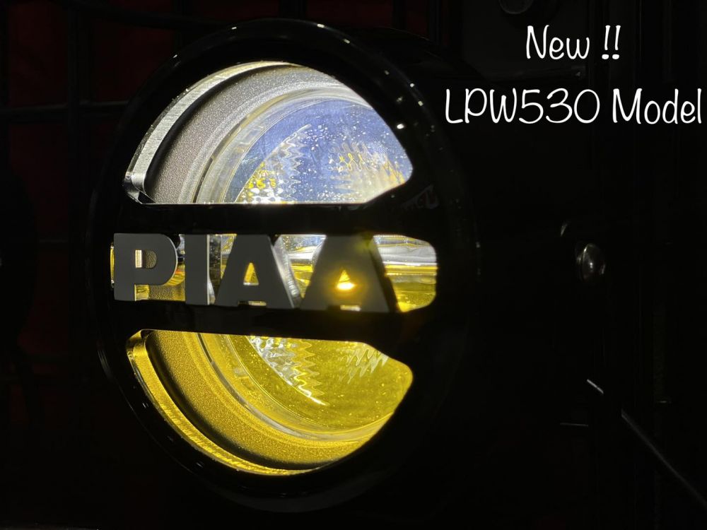 New PIAA LPW530 Model PN : DKW531 White + Yellow Dual color สปอร์ตไลท์รุ่นใหม่ล่าสุด ขนาดเส้นผ่านศูนย์กลาง 3.5 นิ้วมาพร้อมชุดสายไฟสวิตซ์ปิด-เปิด และสามารถปรับโหมดลำแสงได้ 3 โหมด ( สวิตซ์กันน้ำ ) เลนส์บนเป็นแสงสีขาว เลนส์ล่างเป็นแสงสีเหลือง เปิดสีขาวกับสีเหลืองพร้อมกันได้ ความสว่าง 2000 lumen 
