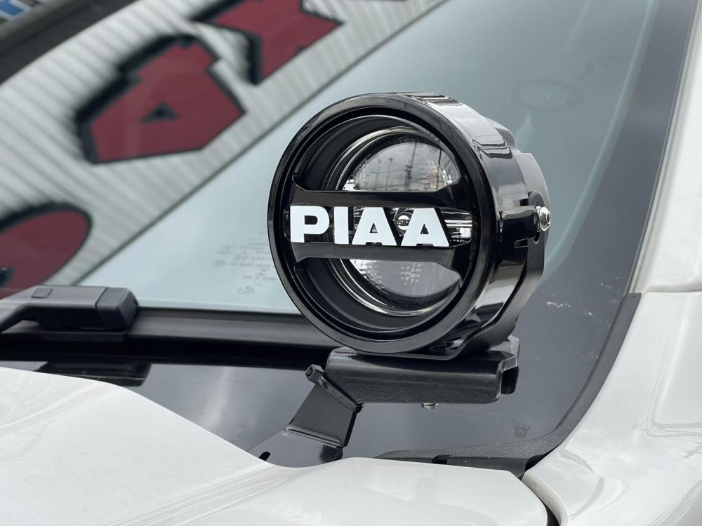 เสริมความสว่างด้วยไฟสปอร์ตไลท์รุ่นใหม่ล่าสุด#Piaa LPX530 ที่สามารถเปิดไฟแสงสีขาวและสีเหลืองได้ พร้อมขายึดฝากระโปรงสำหรับ Next Gen Ford 
