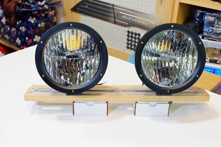 Pro light thailand เสนอ Pro light LED รุ่น PL-3450 ขนาด 9 นิ้ว ใช้ไฟ 12-24V Cree LED 50 watt IP 67 เลนส์ กระจาย reflect (PC) บอดี้ PC รับประกัน 1 ปี
ราคา ตัวละ 4,500 บาท 
หมายเหตุ : การใช้ reflect ทำให้แสงกระจายได้ดี สามารถมองเห็นในมุมกว้าง และประหยัดไฟได้มากขึ้น เนื่องจากใช้จำนวน LED แค่ 2เม็ด/1ดวง เท่านั้น
