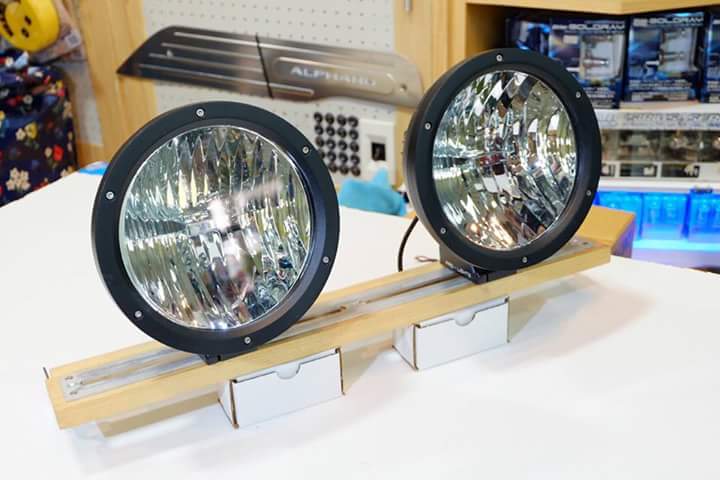 Pro light thailand เสนอ Pro light LED รุ่น PL-3450 ขนาด 9 นิ้ว ใช้ไฟ 12-24V Cree LED 50 watt IP 67 เลนส์ กระจาย reflect (PC) บอดี้ PC รับประกัน 1 ปี
ราคา ตัวละ 4,500 บาท 
หมายเหตุ : การใช้ reflect ทำให้แสงกระจายได้ดี สามารถมองเห็นในมุมกว้าง และประหยัดไฟได้มากขึ้น เนื่องจากใช้จำนวน LED แค่ 2เม็ด/1ดวง เท่านั้น
