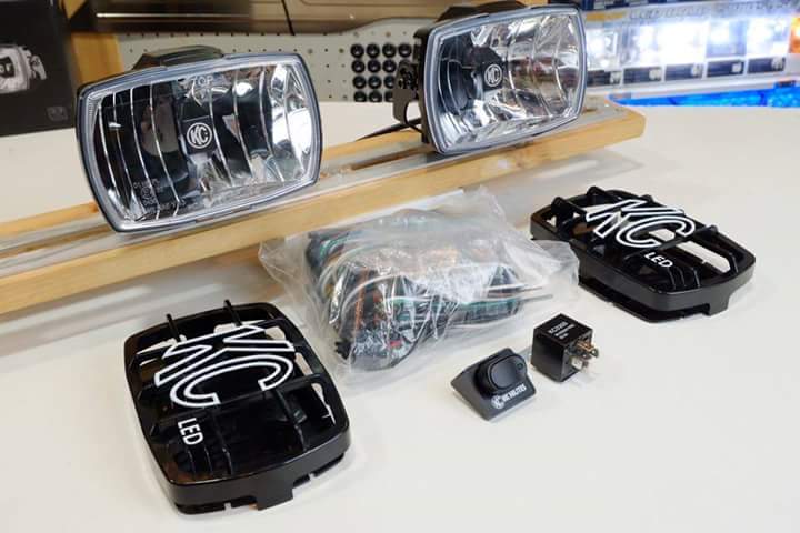 Pro light thailand เสนอ สปอร์ตไลท์ KC Hilites รุ่น G64 Gravity LED ขนาด 6x4 นื้ว 9-32 V 40watt (x2) หลอด CREE LED Lumens: 2,452 lm กันน้ำ IP 68 บอดี้และเลนส์ Polycarbonate ในชุด มีชุดสาย ฝาครอบกันกระแทก สวิตซ์ Made in USA.ราคา 20,000 บาท /ชุด

