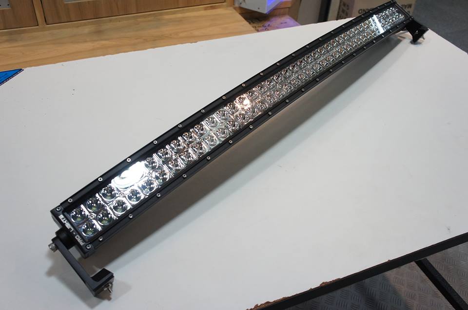 Pro light thailand เสนอ Prolight LED รุ่น PL-BC240x. LED Power: 240W. Operating Voltage: 10-30V DC. Waterproof rate: IP 67. 80pcs*3w high intensity CREE LEDs . Optional Color: Black,White. Color Temperature: 6000K . Material:Diecast aluminum housing. Lens material: PC. Mounting Bracket: Alu firm bracket. Beam:8degree Spot/90degree flood/Combo . 30000 hours above life time . Dimensions:41.5 inch (โค้ง)----ราคา 2x,xxx บาท 

