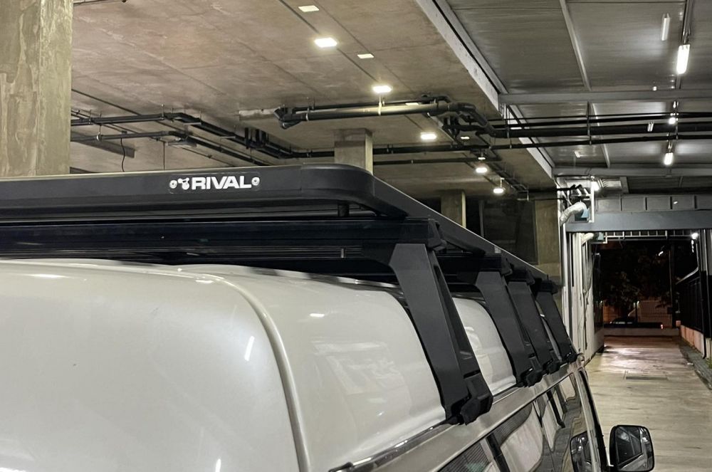 หาตะแกรงพอดีมันยาก ก็จัดตะแกรงไซต์รุ่นรถ Benz G-Class ซะเลย #Rhinorack ชุดคานขวางและขาจับรางน้ำ ตรงรุ่นสำหรับรถตู้ Ventury #Rival Aluminium Roof Rack ขนาด 245 x 125 cm พร้อมแผ่นบังลมด้านหน้า ดูกลมกลืน สวยพอดีเลยครับ
