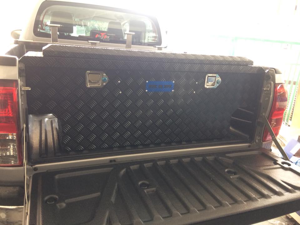M2M Aluminium Box กล่องอลูมิเนียมสีดำบน Toyota Revo
