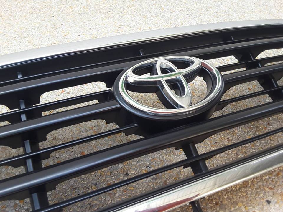 กระจังฝากระโปรงหน้า vx100, 105 ของแท้
สำหรับใส่กับรุ่น -:Toyota Landcruiser vx100, 105 series &#39;99-&#39;02
สินค้ามือสอง สภาพสวย ไม่มีรอยขีดข่วน ขายึดติดตั้งครบทุกจุด ไม่มีหักสินค้าของแท้ นำเข้าจากประเทศญี่ปุ่น
-----------------------------
ราคา 3,800.-/อ้น
