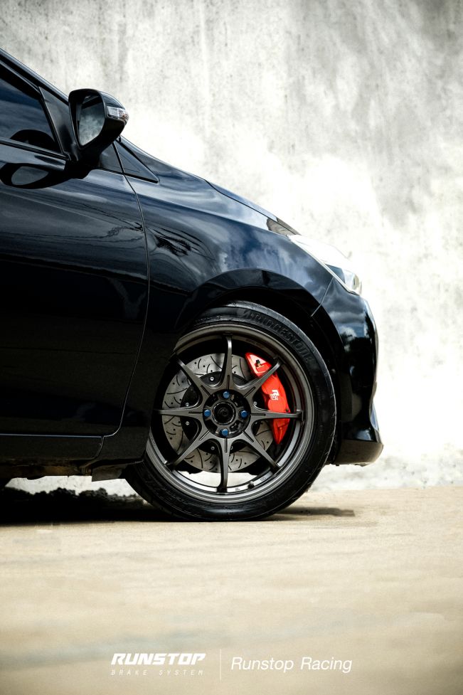 Toyota Vios - ล้อแม็กซ์ 17&quot;- ชุดหน้า RS1 4POT พร้อม จานขยาย ไฮคาร์บอนพลัส 320 มม.- ชุดหลัง R2 2 POT พร้อมจานขยาย ไฮคาร์บอนพลัส 285 มม.
