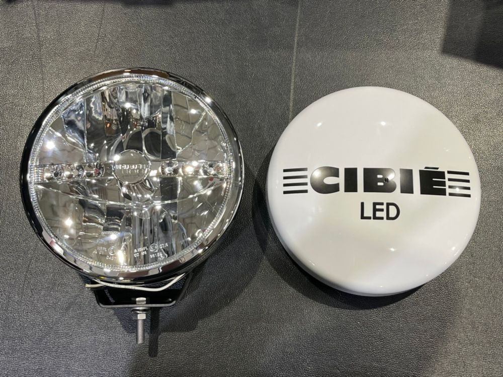 CIBIE SUPER OSCAR LED 9&#39;&#39; / 230 mm.FULL BLACK & CHROMR FINISHระยะแสงส่อง : 1,640 ft. / 500 m.High intensity : 125,000 cd.White color : 6000 KPN : 45313
ราคาไม่รวมชุดสายไฟ ไม่รวมค่าจัดส่ง
