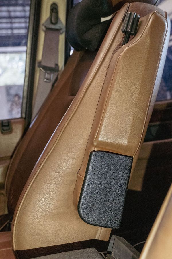 แผงปิดที่เท้าแขน Range Rover P38 / ราคาชิ้นละ 350 บาท

