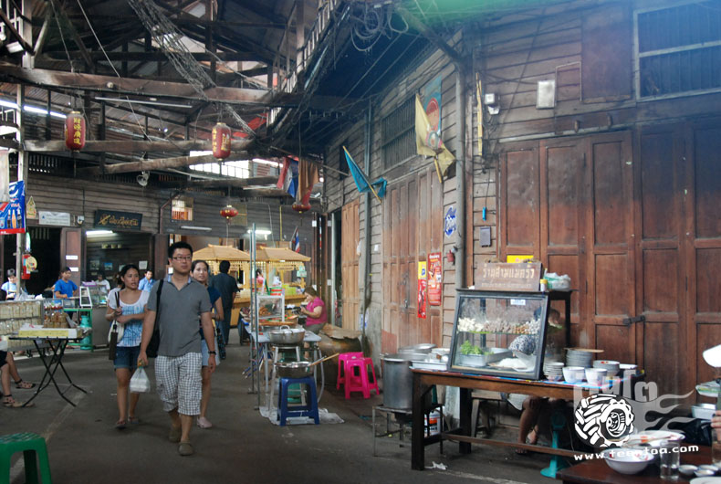 ตลาดบ้านใหม่ เป็นตลาดเก่าอายุกว่า 100 ปี 
เป็นชุมชนชาวไทยเชื้อสายจีน มีของเล่นเก่าๆ นึกถึงหนัง "แฟนฉัน"