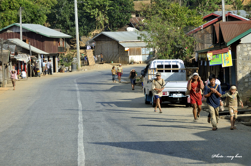 .. CAR SHOT : จะวิ่งผ่านหมู่บ้านไปตลอดเลยต้องระวังดีๆสำหรับคนขับนะครับเด็กน้อยจะวิ่งกันสนานทุ่งเลย ..