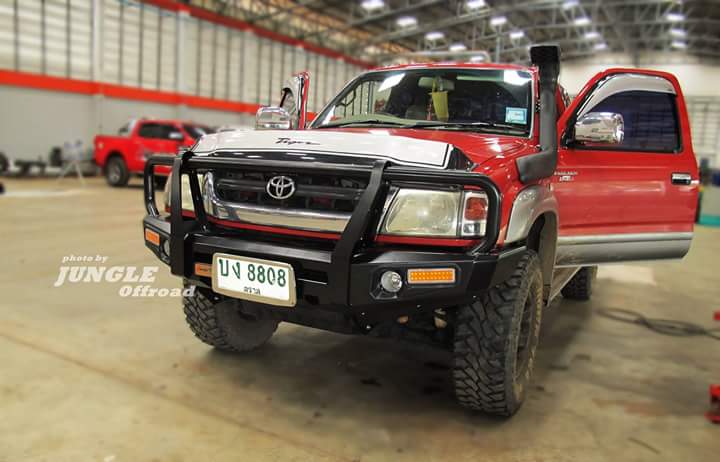 TOYOTA D4D with Front Bumper Straight Steel Loop by JUNGLE กับกันชนหน้าเขาตรง จาก JUNGLE 
