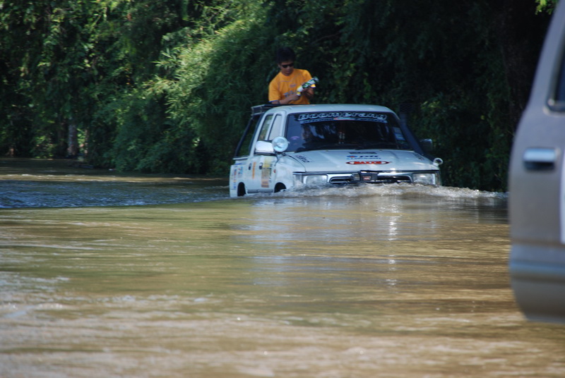 ชมรม ควายป่า ออฟโรด ช่วยผู้ประสบภัยน้ำท่วม หมู่บ้านวัดจันทร์ อ.ชุมพวง โคราช 
http://www.thaiextreme.net/forums/index.php?topic=4515