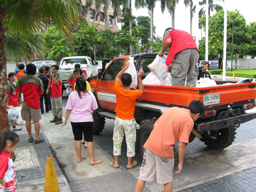 ออฟโรด..รวมใจ..ช่วยผู้ประสบภัยน้ำท่วม จังหวัดปราจีนบุรี 
http://www.offroaderthailand.com/forum/index.php?topic=1443.0