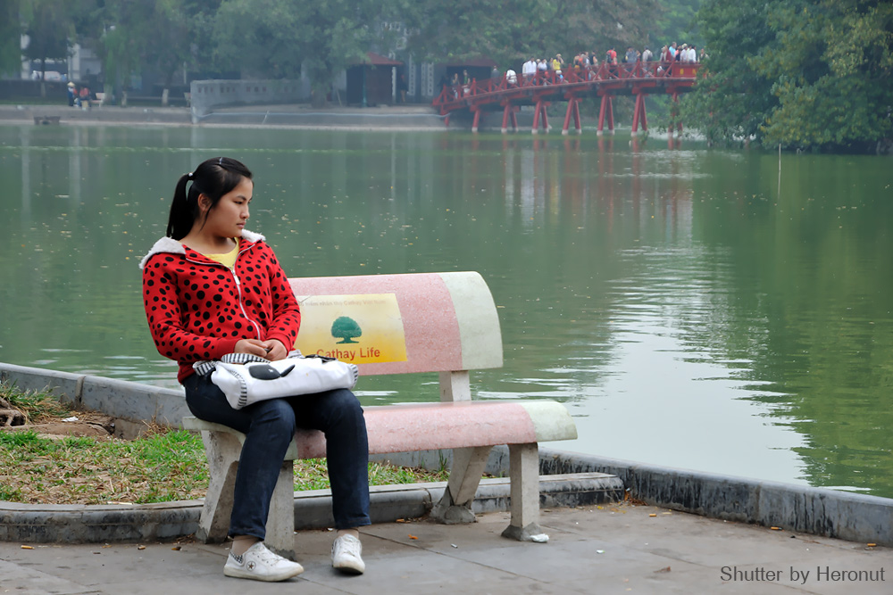 ทะเลสาบฮว่านเกี๋ยม Ho Hoan Kiem หรือ ทะเลสาบคืนดาบ เป้นทะเลสาบที่อยู่กลางเมือง ฮานอย หนุ่มสาว นักท่องเที่ยว มักจะมานั้งเล่นที่ นี่