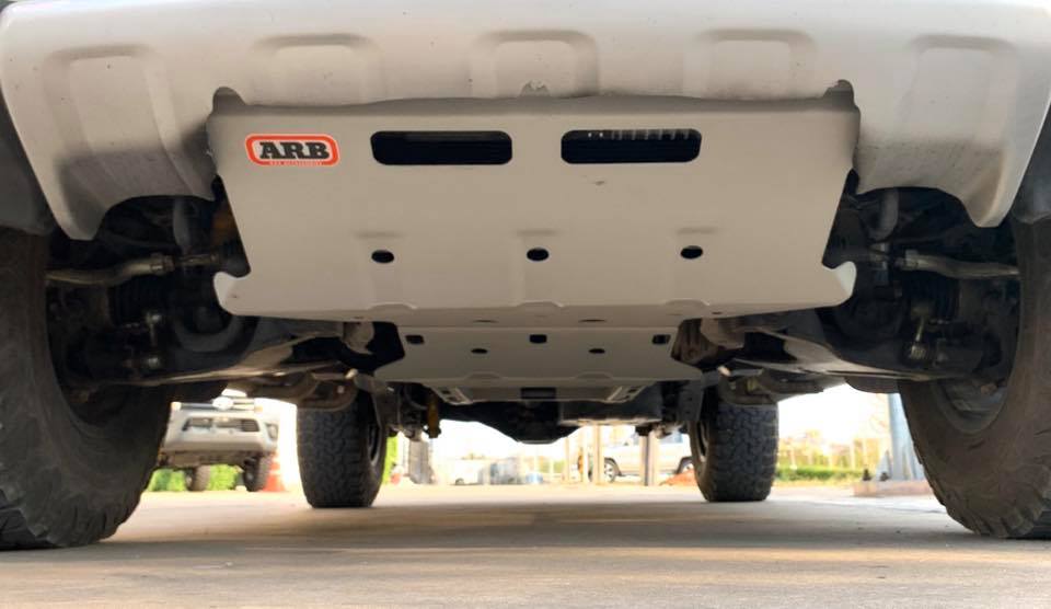 Under Vehicle Protection (UVP) หรือ กันแคร้ง แผ่นกันกระแทกใต้ท้องรถของ ARB ออกแบบมาตรงกับรุ่นรถยึดติดกับตัวถังรถ ใช้เหล็กหนาขนาด 3 มม. ปกป้องใต้ท้องรถยาวไปจนถึงห้องเกียร์

