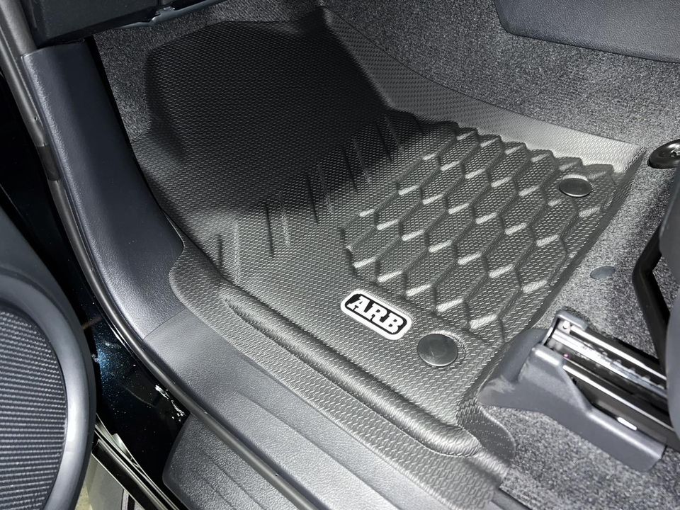 ทยอยตามกันมาครับ  ARB Floor Mats พรม สำหรับ Toyota Hilux Revo / 4 ประตู (เกียร์ออโต้)- ดักจับ และเก็บเศษฝุ่น สิ่งสกปรก - กันน้ำ 100% ทำความสะอาดง่าย- ดีไซด์ด้วยแม่พิมพ์ 3D รุ่นต่อรุ่น- วัสดุ Thermoplastic Elastomer ไม่ทำให้เกิดกลิ่นที่ไม่พึงประสงค์- ยึดติดกับคลิปหนีบ OEM ได้พอดี
