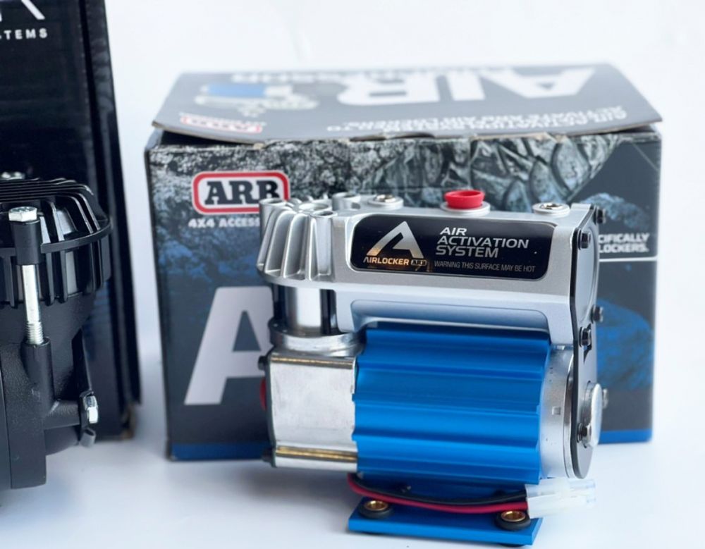 ปั๊มลม ARB สำหรับ ARB Air Locker
ออกแบบมาโดยเฉพาะสำหรับการเปิดใช้งาน Air Locker และปิดผนึกเพื่อป้องกันความชื้นและฝุ่นละออง
- กระบอกสูบอะโนไดซ์แข็งเพื่อลดแรงเสียดทาน
- ซีลลูกสูบคาร์บอนไฟเบอร์เคลือบเทฟลอนเพื่อปราศจากปัญหา
- ขายึดแบบอะโนไดซ์จะกระจายความร้อนของมอเตอร์และช่วยให้คอมเพรสเซอรปรับตำแหน่งได้ 180 องศา
- สร้างจากวัสดุวิศวกรรมคุณภาพสูงที่มีน้ำหนักเบาและมีความแข็งแรงสูง
- ชุดกรองอากาศแบบเคลื่อนย้ายได้ เพื่อการจ่ายอากาศที่สะอาดขึ้น และเย็นลง และตำแหน่งช่องอากาศเข้า แบบกันน้ำ
