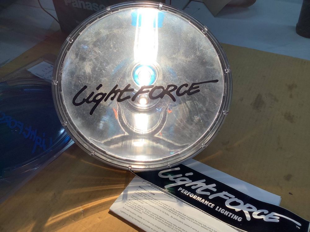 จัดส่ง J&T สปอร์ตไลท์ 1 ดวง Light Force Lighting รุ่น 240 XGT HID 35W 12V ขนาด 240 mm. (9.7 นิ้ว) + ฝาครอปสีฟ้าไปอ.หล่มสัก จ.เพชรบูรณ์ ขอบคุณลูกค้ามากครับ #LightForce #teentoashop
