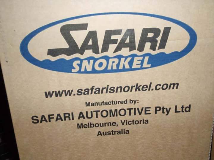 Safari snorkel ของใหม่ ของแท้ จาก Safari snorkel ออสเตรเลีย เป็นสเปคที่ทำมาเพื่อสามารถ ทุกชิ้นส่วนเป็นของใหม่ ของแท้สเปคเดิมหมด มีเพียงตัว Body สีดำ หรือตัวของสน๊อคเกิลเท่านั้นที่ ได้นำวัสดุพลาสติกส่วนหนึ่งมาจากพลาสติกรีไซเคิล นำมาเข้ากระบวนการทำใหม่ แต่ยังอยู่ในสเปคของ Safari snorkel
 ออสเตรเลียกำหนด ค่าความทนทาน แข็งแรง ทนแดด ฝน ยังคงเป็นเช่นเดิมทุกอย่าง หากเราสัมผัสกับตัวสน๊อคเกิลนี้ ด้วยตัวเองอาจไม่สามารถแยกออกว่าตัวไหนเป็นตัวไหนครับ เพราะงานมันเนียนเป็นปรกติเลยทุกอย่าง 
