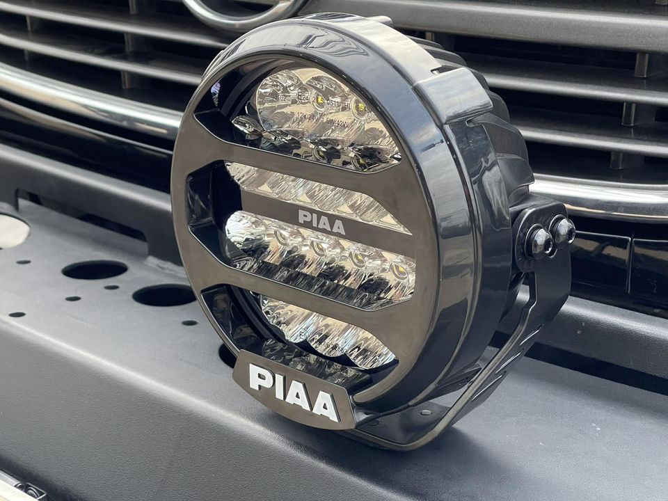 New model #Piaa Spotlight สปอร์ตไลท์ PIAA รุ่นใหม่ล่าสุด รุ่น LPX570 ขนาด 7 นิ้ว รุ่นนี้มีระบบที่สามารถต่อเข้ากับไฟหรี่ของรถได้ ในขณะที่เราเปิดระบบไฟหรี่ของรถ ไฟสปอร์ตไลท์จะติดเป็น Daylight เป็นเส้นวงกลมรอบตัวไฟ และมีสวิตซ์แยกสำหรับเปิดไฟสปอร์ตไลท์ต่างหาก อุปกรณ์ที่มาพร้อมในกล่อง - ไฟสปอร์ตไลท์ 1 คู่ - ชุดสายไฟพร้อมสวิตซ์ควบคุมเปิด-ปิด - สายไฟสำหรับต่อเข้ากับไฟหรี่รถยนต์ 
