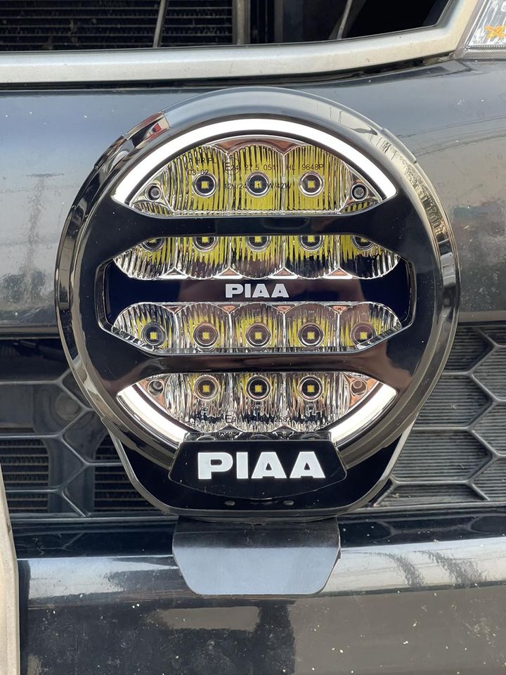ขายึดไฟในกระจังหน้า สำหรับ VIGO ทุกโฉม พร้อมไฟสปอร์ตไลท์ #Piaa LPX570 ขอบนอกเป็นหรี่ต่อสายเชื่อมกับไฟหรี่ของรถยนต์และมีสปอร์ตไลท์ควบคุม เปิด - ปิด ต่างหาก
