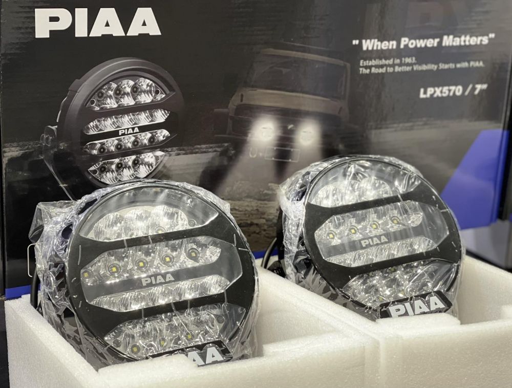 จัดไฟสปอตไลต์แบบสว่างเต็มตากันไปเลย  #Piaa LED Light LPX570 Model พร้อมขายึดที่กระจังหน้า สำหรับ Next Gen Ford Raptor ครับ 
