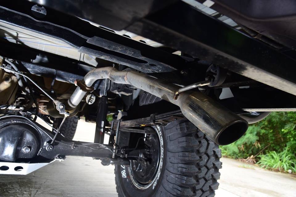 Toyota Hilux Vigo 4x4 3&quot; KARRMAN suspension lift + 3&quot; Body lift with 35&quot; tyre.วีโก้ 4x4 ยก 2 สเตป ยกช่วงล่าง 3&quot;KM + ยกตัวถัง 3&quot; หนึบเมื่อต้องใช้งานและลดความสึกหรอจากการใช้งานหนัก จากทริปออฟโรดหนักๆ อุปกรณ์ในการลุยทริปพร้อมสรรพ เต็มคัน
- ชุดยกช่วงล่าง 3&quot; KARRMAN ปีกนกปรับองศา พร้อมชุดดรอปเพลาหน้า - โช็คหน้า KM สปริงไอบัค เฮฟวี่ดิวตี้ โช็คหลัง KM และก้อนรองแหนบปรับองศา KM 3&quot;- บั๊มสต๊อปปีกนก บน ล่าง- ชุดยกตัวถัง 3&quot; Safari4x4- แหนบ Add - a - Leaf Karrman - กันแคร้งหน้าแบบอลูมิเนียม- กันกระแทกเพลาท้าย- กันชนหน้า YAK - 20&quot; LED Lightbar- กันชนท้ายแบบออฟโรด- สกีข้าง ซ้ายขวา- Maxtrax แผ่นรองแทรค ออฟโรด- LED lightbar 7&quot; x 2 ด้านท้ายโรล์บาร์หลัง- Proquip 20L diesel tank ถังน้ำมันสำรอง - ถังน้ำยาเคมีดับเพลิง- Differrentail Airlocker เพลาท้าย- ล้อแม็กซ์ 8.5 x 15 ลายออฟโรด- ยาง 35 x 15 Maxxis Bighorn 762- 40&quot; LED lightbar พร้อมขายึดเฉพาะรุ่นที่เสากระจกหน้า- ท่อไอเสียสแตนเลส Tonbo kiss
รถคันนี้จุดประสงค์ ตกแต่งเน้นการใช้งานจริง เดินทางท่องเที่ยวในพื้นที่ทุรกันดาร แบบออฟโรด เป็นหลักเน้นใช้งานจริง
