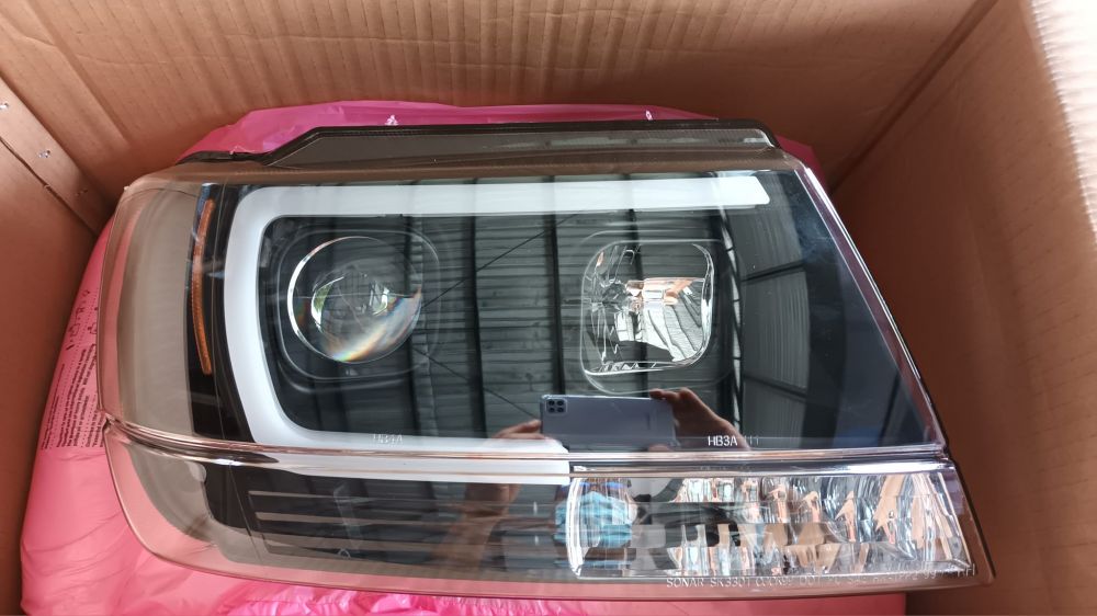 ไฟหน้า แต่งใส่แทนของเดิม ใส่แล้ว หล่อ ขึ้นมาทันที ติดตั้งง่ายไม่มี ดัดแปลง หรือตัดต่อสายไฟ For 99-04 Jeep Grand Cherokee Black Projector Headlight [C-Shape Neon Tube LED]
