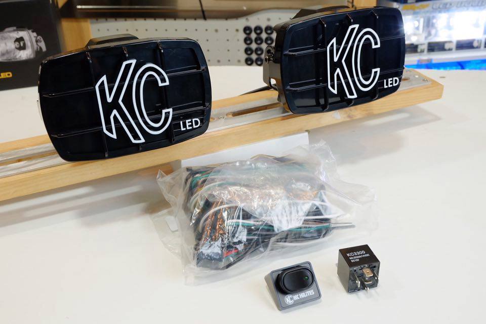 
	Pro light thailand เสนอ สปอร์ตไลท์ KC Hilites รุ่น G46 Gravity LED ขนาด 6 นื้ว 9-32 V 40watt (x2) หลอด CREE LED Lumens: 2,452 lm กันน้ำ IP 68 บอดี้ อลูมิเนียม
	เลนส์ Polycarbonate ในชุด มีชุดสาย ฝาครอบกันกระแทก สวิตซ์ Made in USA.
	ราคา 20,000 บาท /ชุด
