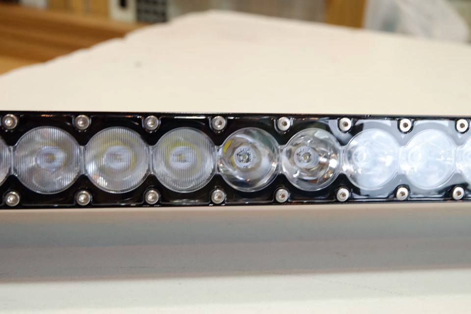 
	Pro light thailand เสนอ Pro light LED รุ่น PL-BJ200 
	ขนาด 41.5 นิ้ว 200 watt หลอดละ 5watt CREE LED 
	ใช้ไฟ 12-24 ได้ไม่ต้องแปลง บอดี้อลูมิเนียม เลนส์PC 
	ชนิดเลนส์ Combo ผสมระหว่าง พุ่งและกระจายด้านข้าง 
	มาตรฐาน IP 68 (รับประกัน 1ปี) ในชุดนี้ มีฝาครอบกันกระแทก
	ราคา 21,000 บาท
