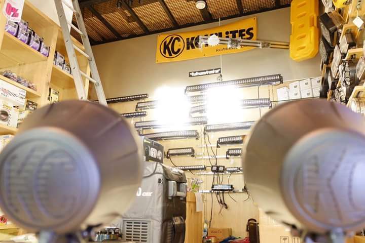 Pro light thailand เสนอ สปอร์ตไลท์ KC Hilites รุ่น Pro sport 6&quot; Gravity LED ขนาด 6 นื้ว 9-32 V 40watt (x2) หลอด CREE LED Lumens: 2,452 lmกันน้ำ IP 68บอดี้และเลนส์ Polycarbonate ในชุด มีชุดสาย ฝาครอบกันกระแทก สวิตซ์ Made in USA.
ราคา 20,000 บาท /ชุด

