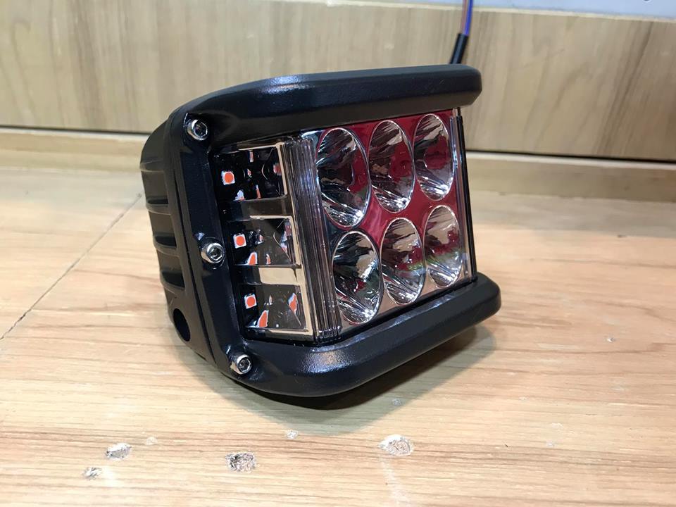 Pro light thailand เสนอ ไฟสปอร์ตไลท์ led HS-1215 18 wattขนาด 3x5 นิ้วมีไฟข้างสี แดง/น้ำเงิน/เหลืองIp67——ราคา คุ่ละ 2,000 บาท 
