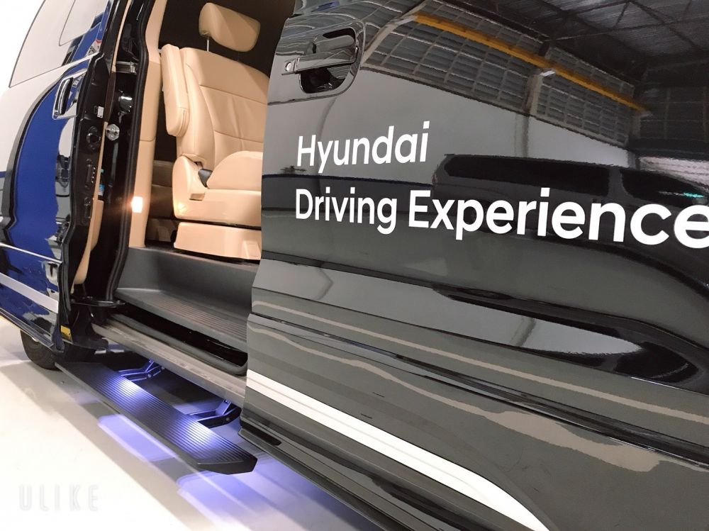 เทรนนิ่ง Training >> โชว์รูม Hyundai H-1ติดตั้งบันไดข้างสไลด์อัจฉริยะ E-BOARD
นวัตกรรมใหม่แห่งความสะดวกสบาย ขึ้นลง ง่ายๆ เพียงแค่เปิด-ปิดประตู สัมผัสง่ายกว่าที่คิดเพิ่มแสงสว่างด้วย LED Light - เพิ่มความสามารถในการมองเห็นในยามค่ำคืน- ด้วยการเพิ่มหลอดไฟ LED (Light Emitting Diode)- ให้แสงสว่างที่เหนือชั้นกว่าด้วย. LED super bright ให้ปริมาณแสงที่มากกว่า และประหยัดพลังงานกว่าหลอดไฟปกติถึง10เท่า- ระบบควบคุมการส่องสว่างอัจฉริยะ ติดสว่างทุกครั้งที่เปิดประตู
..........ไม่พลาดทุกย่างก้าว..........- ติดตั้งตรงรุ่น ไม่มีการเจาะตัวรถในการติดตั้ง- แผ่นบันไดป้องกันการลื่นไถล และทำด้วยวัสดุอลูมิเนียม- รับน้ำหนักได้สูงสุด 300 กิโลกรัม
