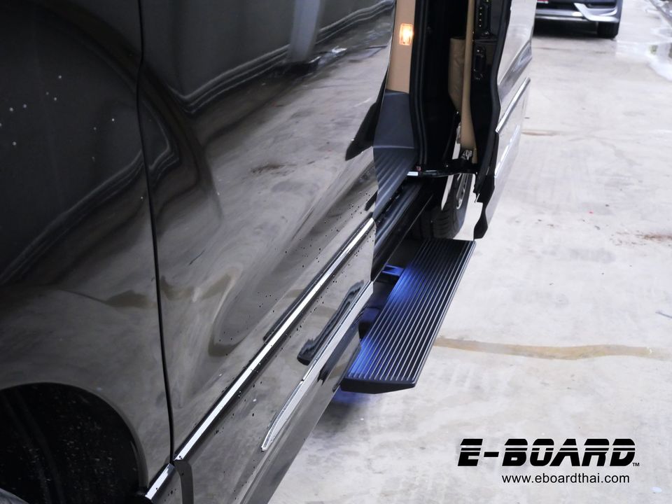 HYUNDAI H1
E-BOARD บันไดไฟฟ้าตรงรุ่นไม่เจาะตัวรถ
มอเตอร์กันน้ำ ลุยโคลนได้ ผ่านการรับรองมาตรฐาน IP68
ระบบ Safety อัจฉริยะ หยุดการทำงานทันทีโดยไม่หนีบขา
ไม่รบกวนระบบ ECU รถยนต์
ระบบ SUPER BRIGHT ไฟ LED ให้ความสว่างในยามค่ำคืน
แผ่นบันไดขึ้นลอนป้องกันการลื่นไถล
รับน้ำหนักได้มากถึง 300 กิโลกรัม
