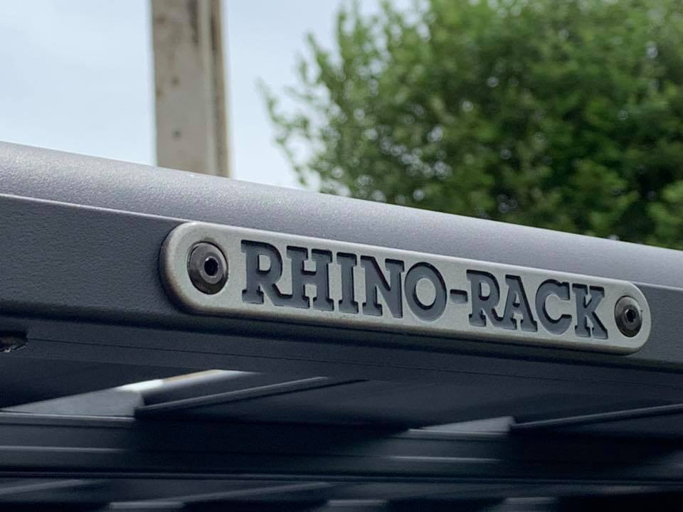 Rhino Rack ตะแกรง Pioneer Platform ขนาด 2128 x 1426 mm บน Land Rover Defender 90 ลงตัว เต็มหลังคา พอดีครับ
