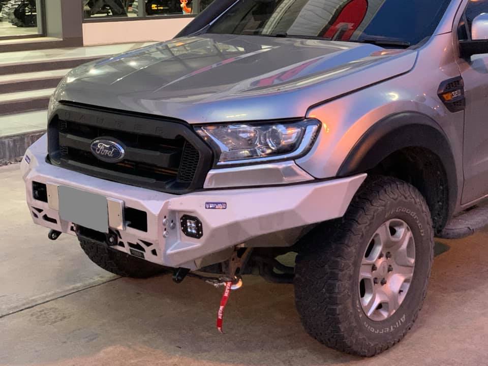 Ford Ranger SWB อีกคันช่วงเย็นครับ กับกันชนหน้าอลูมิเนียม Rival ความหนา 6 มิลลิเมตรสวยดุดัน สีกันชนเข้ากับกระบะอลูมิเนียมพอดีพร้อมวิ๊นซ์ Warn VR EVO12-S (12000 lbs)
