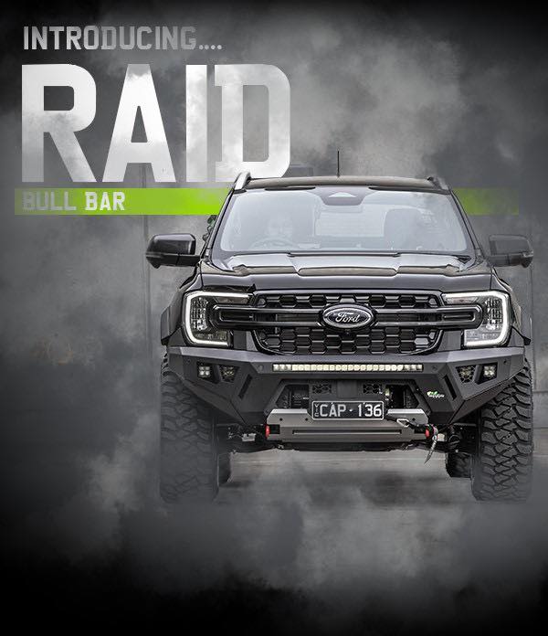 RAID BULL BAR กันชนหน้าโฉบเฉี่ยว มีสไตล์ ใช้งานได้จริง Raid Bull Bar สำหรับ Ford Ranger Next Gen มีสไตล์ที่โฉบเฉี่ยวและให้ความแข็งแกร่งมาพร้อมชุดหูลากสีแดง รับแรงดึง 5 ตัน 2 จุดเป็นมาตรฐาน! กันชนหน้ามาพร้อมแท่นวางวินช์ที่ติดตั้งบนแชสซี มีจุดยึดติดตั้งสำหรับไฟ LED Light Bar ขนาด 32 นิ้ว และจุดยึดไฟ LED cube lights สูงสุด 4 ดวง
Ford Ranger ของคุณมีหม้อน้ำและอินเตอร์คูลเลอร์ ซึ่งทั้งสองอย่างนี้ต้องการการไหลเวียนของอากาศเพื่อปกป้องเครื่องยนต์และรักษาสมรรถนะกันชนของเราได้รับการออกแบบมาเพื่อให้แน่ใจว่าการไหลเวียนของอากาศได้รับการดูแลอย่างเต็มที่ไปยังตำแหน่งที่ต้องการ และพร้อมสำหรับการผจญภัยครั้งต่อไปของคุณ
