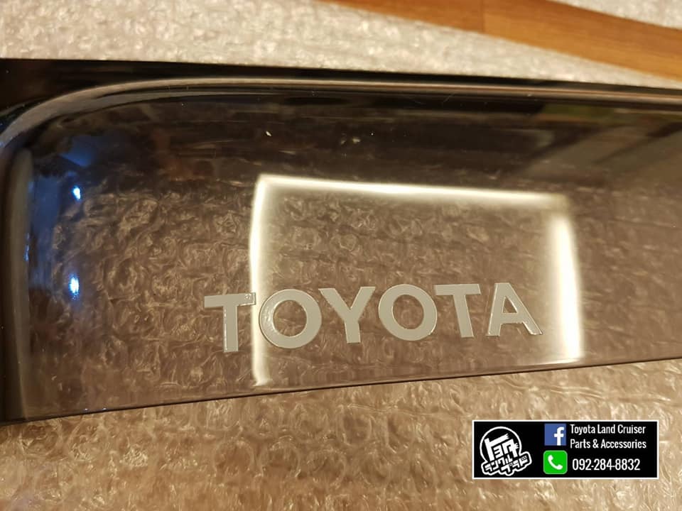 กันสาดประตู VX100 LX470 ของใหม่ แท้ๆ Side visor Toyota Japan Accessoriesพร้อมอุปกรณ์ และคู่มือติดตั้ง ครบชุด
สำหรับใส่กับรุ่น -:Toyota Landcruiser vx100, 105, CYGNUSLexus LX470
คุณสมบัติ -:
- ติดตั้งแล้วช่วยให้สามารถลดกระจกลง เพื่อระบายไอร้อนแดด เมื่อจอดรถกลางแจ้ง ช่วยลดอุณหภูมิห้องโดยสาร
- ช่วยให้ขณะฝนตก สามารถลดกระจกลง เวลาจ่ายค่าผ่านทางพิเศษ หรือคืนบัตรจอดรถ น้ำไม่สาดเข้าในประตู
- สตาร์ทเครื่องยนต์ จอดรถ นอนพัก ลดกระจกลงเล็กน้อย เพื่อให้อากาศถ่ายเท ได้อย่างปลอดภัย
อุปกรณ์ตกแต่ง ของใหม่ ของแท้ จาก Toyota Japan มีคู่มือ และอุปกรณ์ติดตั้งครบชุด.
------------------------
ราคา 14,900.-/ชุด
