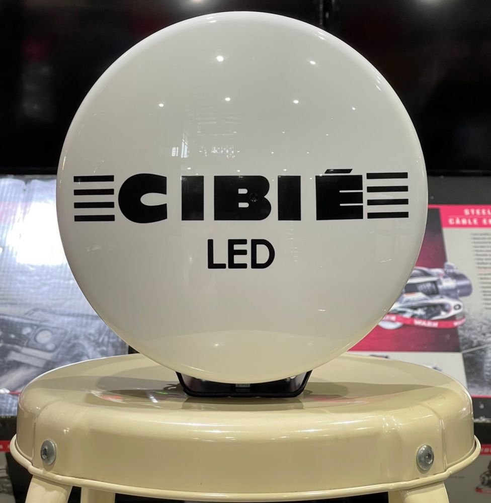 CIBIE SUPER OSCAR LED 9&#39;&#39; / 230 mm.FULL CHROMIUMระยะแสงส่อง : 1,640 ft. / 500 m.High intensity : 125,000 cd.White color : 6000 KPN : 45314
ราคาไม่รวมชุดสายไฟ ไม่รวมค่าจัดส่ง
