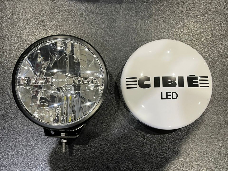 CIBIE SUPER OSCAR LED 9&#39;&#39; / 230 mm.FULL BLACKระยะแสงส่อง : 1,640 ft. / 500 m.High intensity : 125,000 cd.White color : 6000 KPN : 45312
ราคาไม่รวมชุดสายไฟ ไม่รวมค่าจัดส่ง
