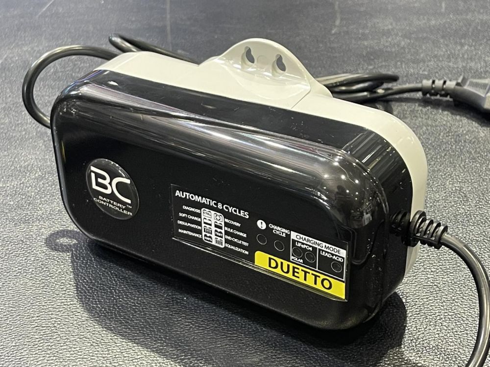 BC Battery Controller DUETTO 12V 1.5Aเครื่องชาร์จแบตเตอรี่รุ่นเดียว ที่สามารถชาร์จแบตได้ถึง 2 ประเภท - แบตเตอรี่ตะกั่วกรด Lead-Acid ( wet , gel MF , AGM , VRLA ) - แบตเตอรี่ลิเธียม LiFePO4 + ระบบการทำงานอัตโนมัติทั้งหมด 8 ขั้นตอน โดยการทำงานแบบเบา เพื่อ ถนอมแบตเตอรี่+ ตัวบอดี้ออกแบบมาเพื่อให้สะดวกต่อการใช้งานด้านหลังมีหูสำหรับไว้แขนยึดกับผนังด้วย - มาพร้อมอุปกรณ์สำหรับเสียบชาร์จทั้งหมด 3 ชิ้น 1. สายคีบขั้วแบต2. สายหางปลา 3. หัวเสียบที่จุดบุหรี่- รับประกันสินค้า 3 ปี ผลิตและนำเข้าจาก อิตาลี 
